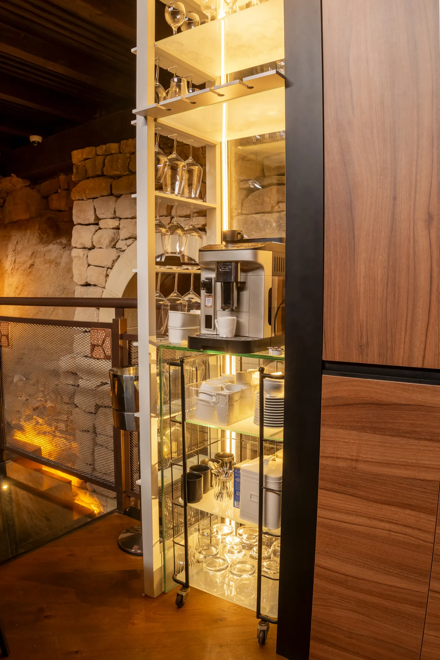 Detalle vertical de la cocina y su materialidad.