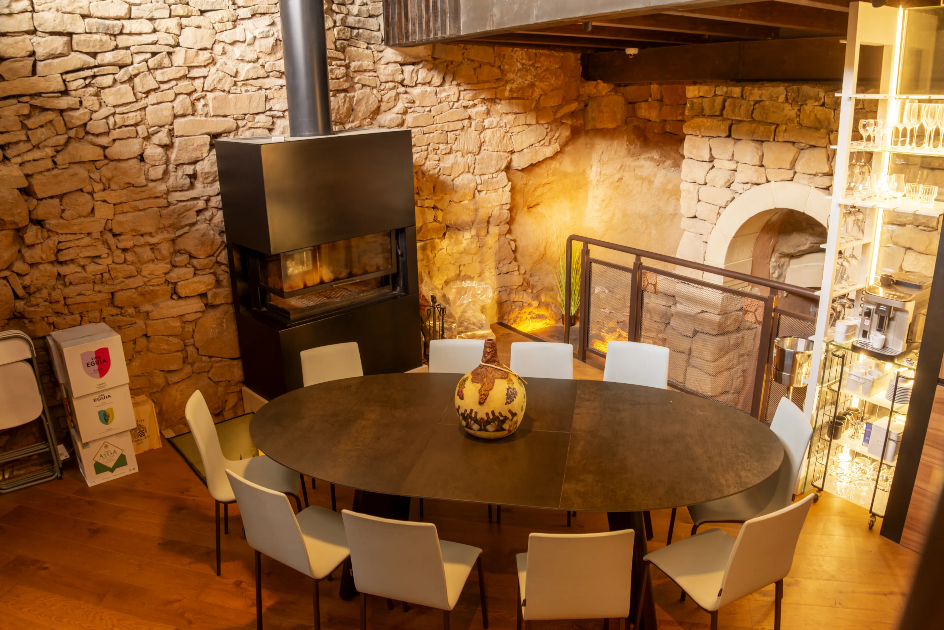 Detalle de la chimenea integrada en el espacio.