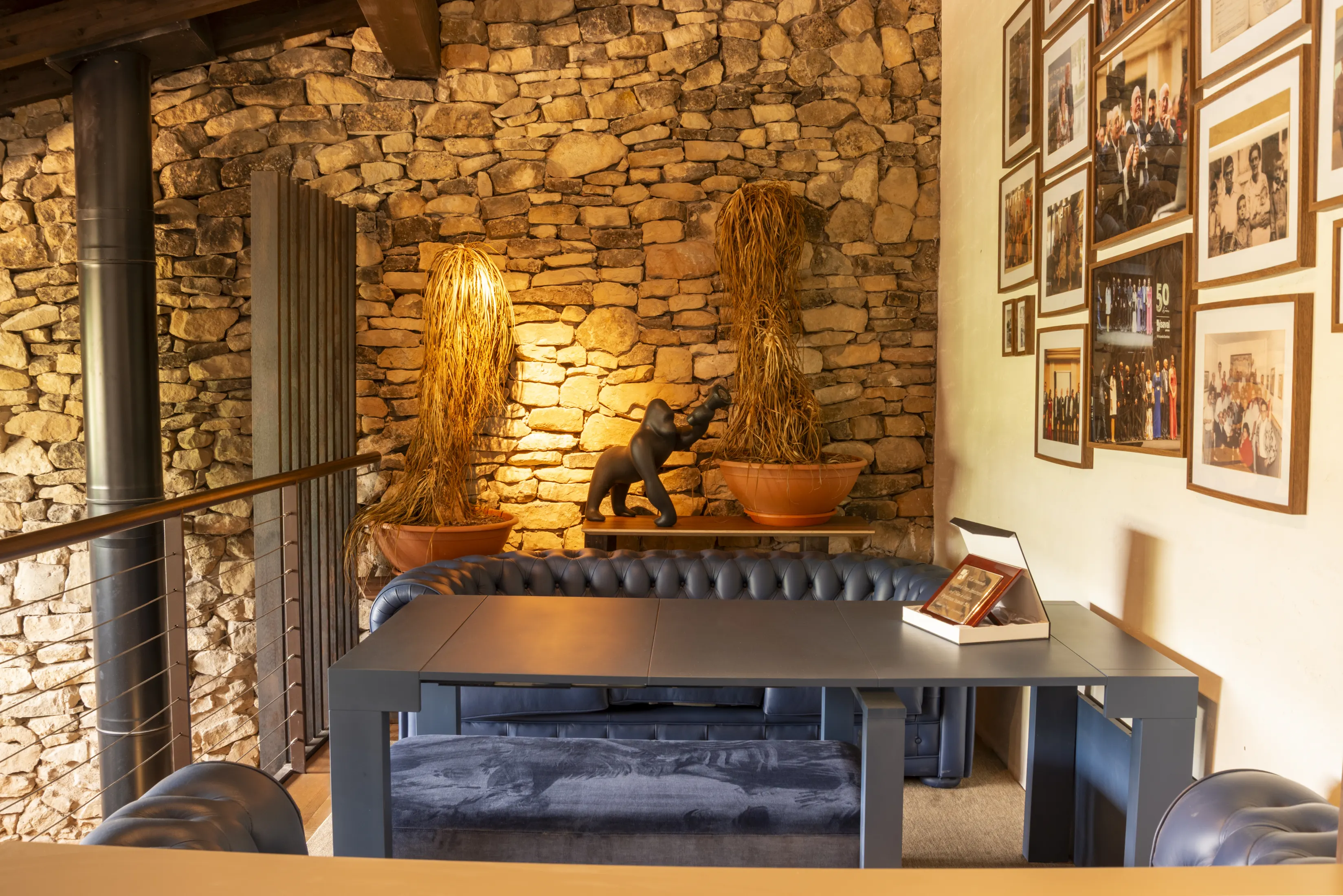 Zona de estar con sofas y ambiente recogido.