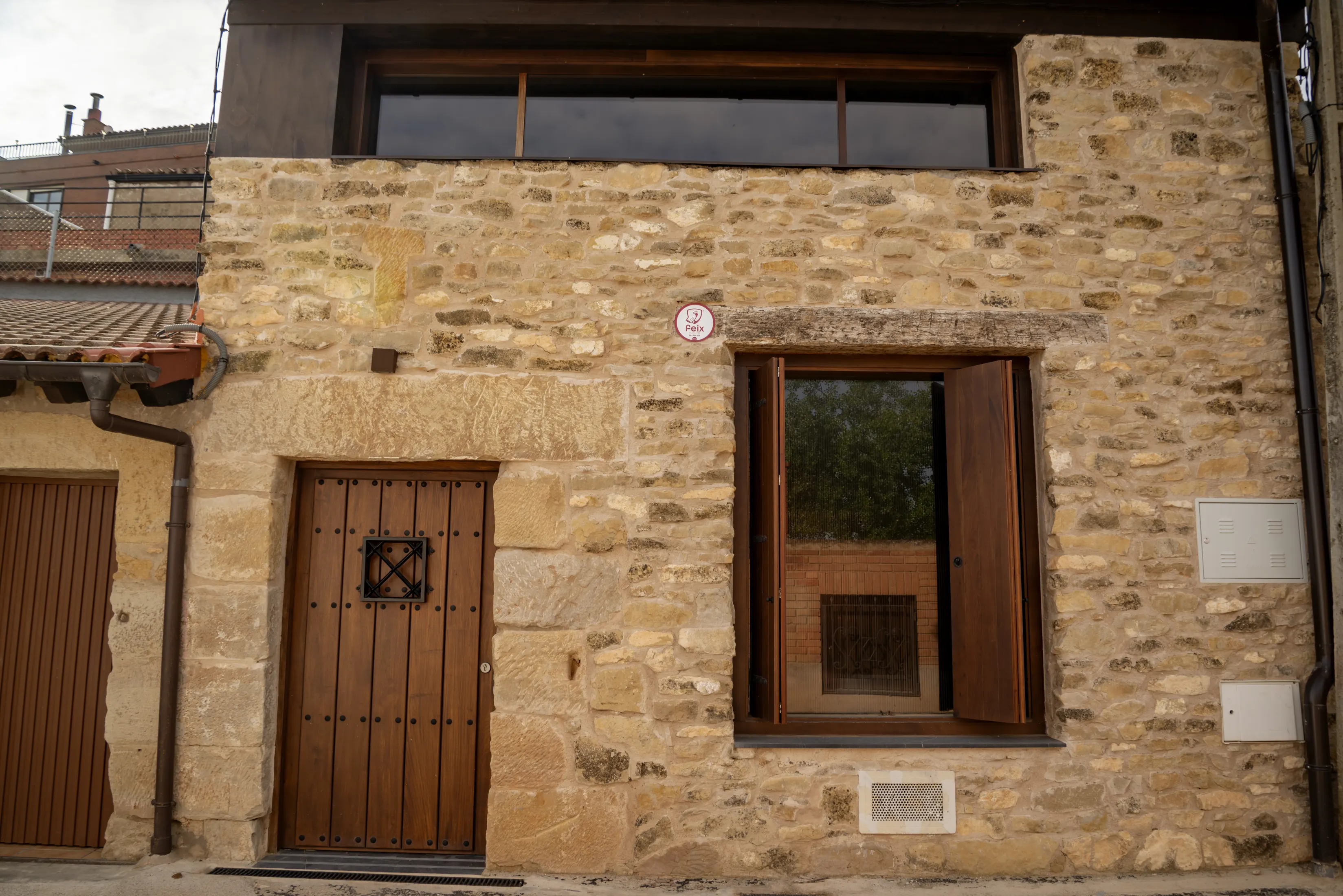 Acceso principal rehabilitado de la Bodega Isaval.