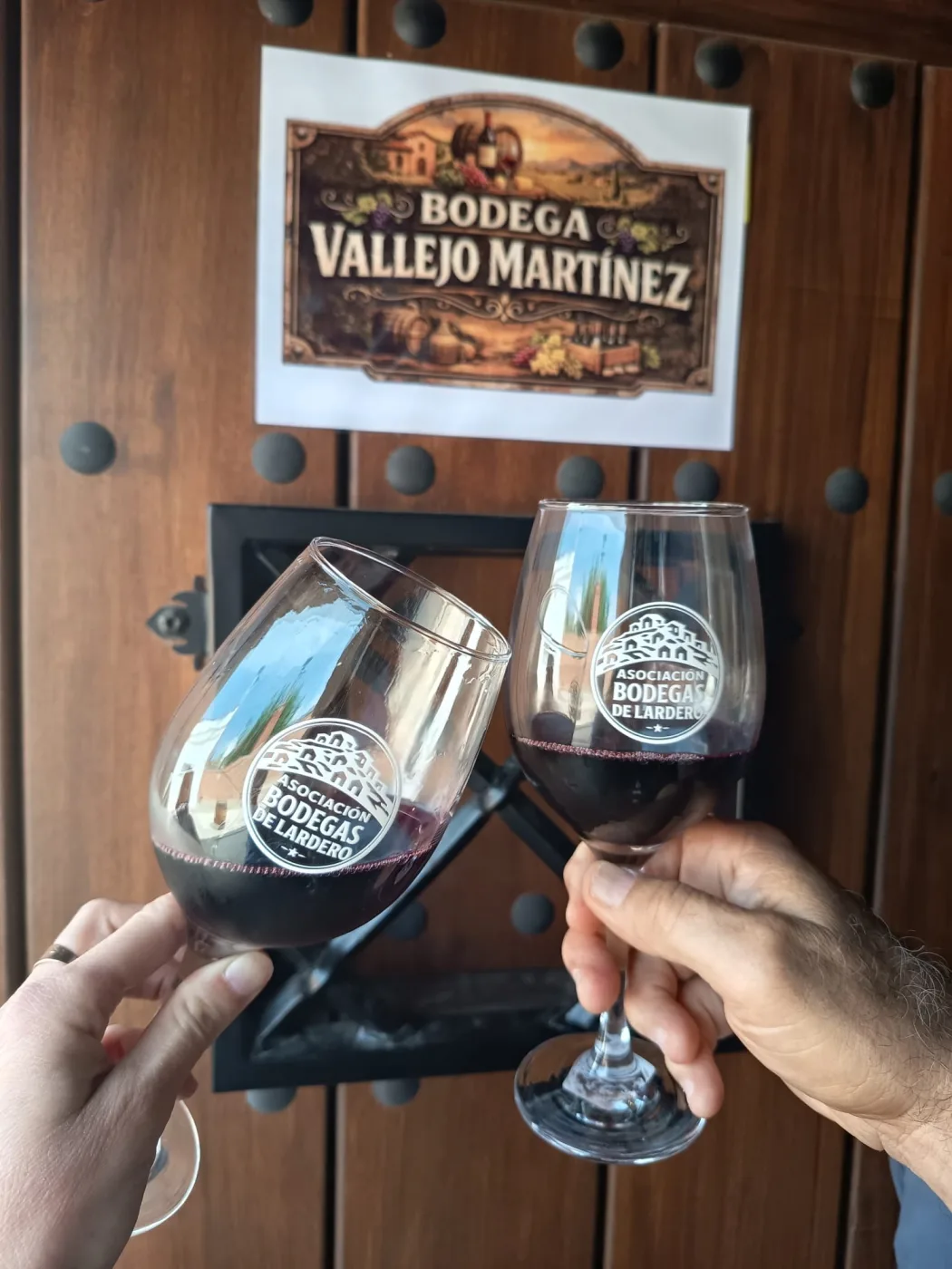 Brindis durante la jornada de puertas abiertas de las bodegas de Lardero.