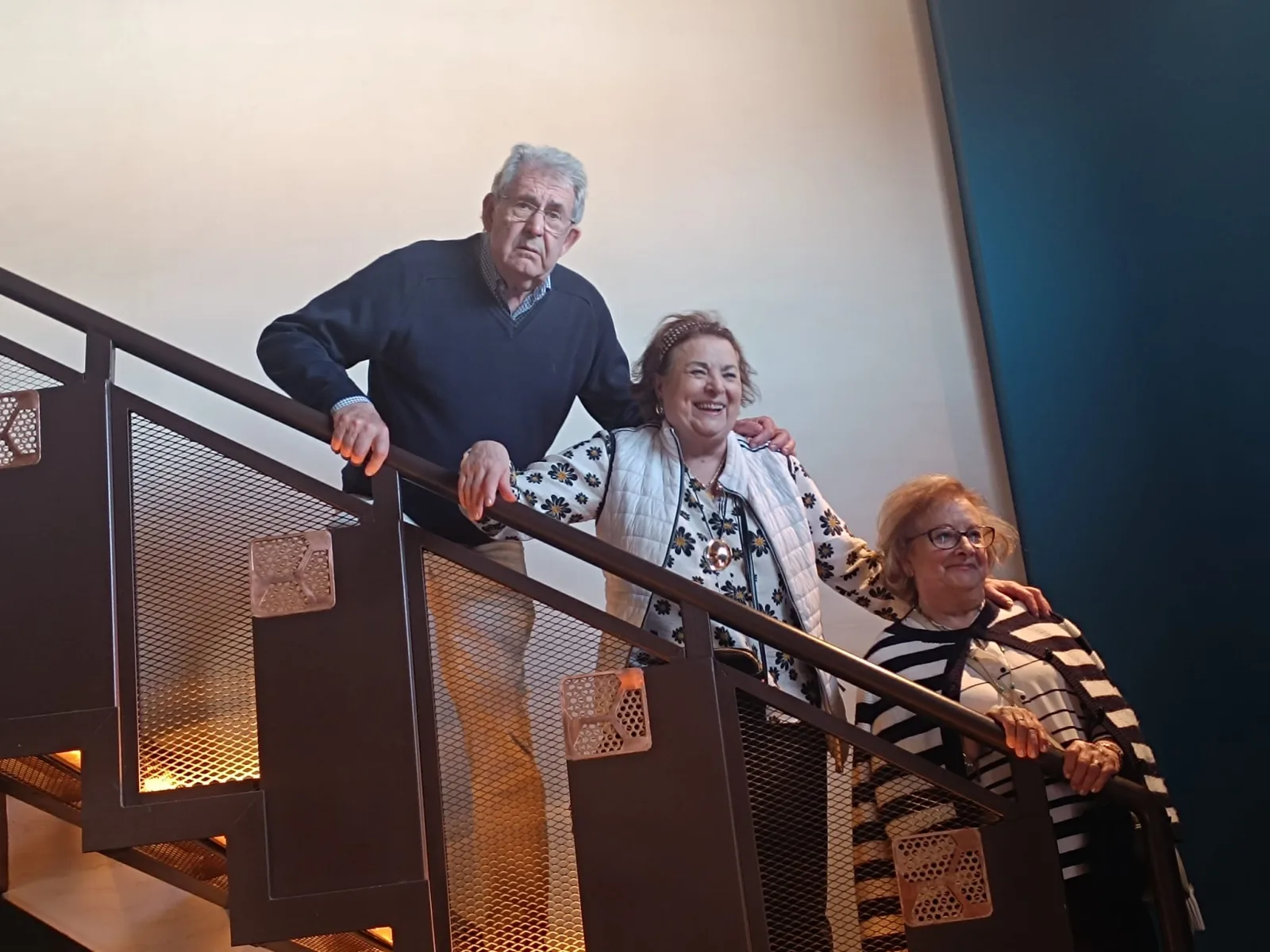 Familia posando en la escalera de acceso a la bodega.