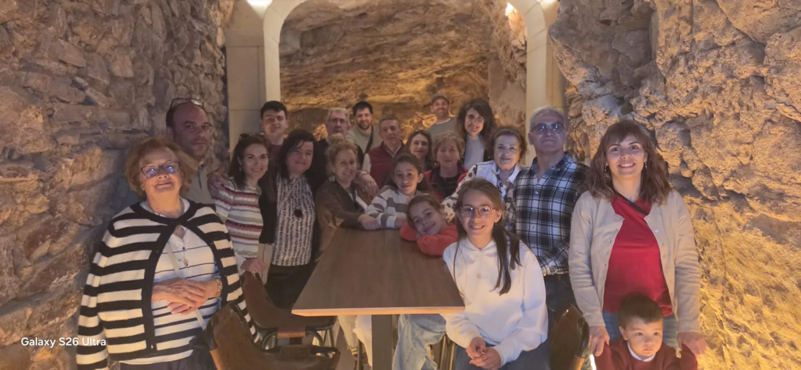 Foto de grupo durante la visita familiar desde Sopuerta a la Bodega Isaval.